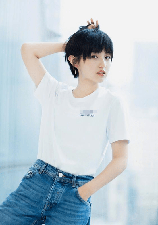 熊猫体育-
张子枫换发型了 苹果头发型简朴洁净 张子枫的小脸更显精致(图1)