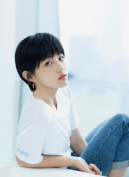 熊猫体育-
张子枫换发型了 苹果头发型简朴洁净 张子枫的小脸更显精致(图2)