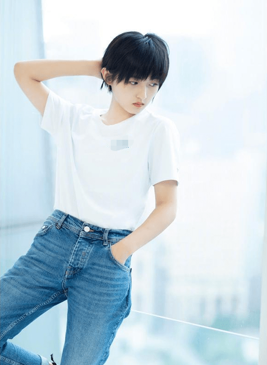 熊猫体育-
张子枫换发型了 苹果头发型简朴洁净 张子枫的小脸更显精致(图4)