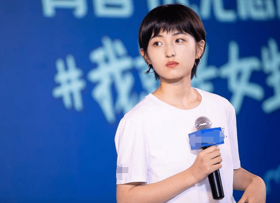 熊猫体育-
张子枫换发型了 苹果头发型简朴洁净 张子枫的小脸更显精致(图5)