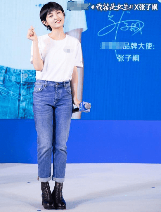 熊猫体育-
张子枫换发型了 苹果头发型简朴洁净 张子枫的小脸更显精致(图7)