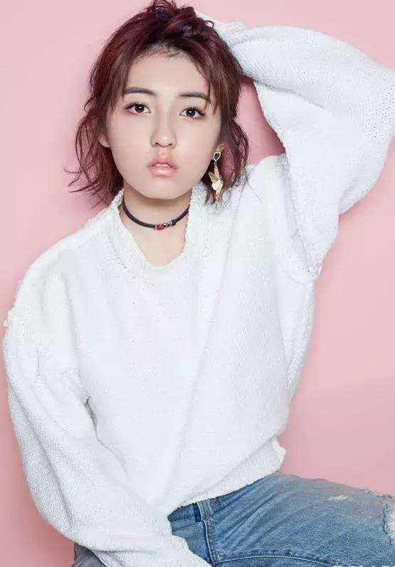 熊猫体育-
张子枫换发型了 苹果头发型简朴洁净 张子枫的小脸更显精致(图8)