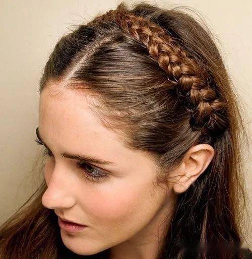 熊猫体育_
正宗公主头发型都以编发辅助 中分编发教程图解还原经典公主型！(图5)