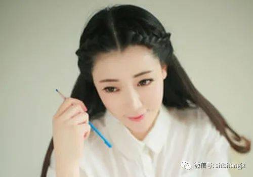 熊猫体育_
正宗公主头发型都以编发辅助 中分编发教程图解还原经典公主型！(图6)