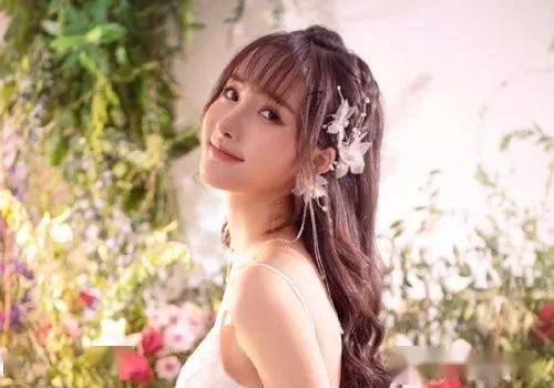 熊猫体育_
正宗公主头发型都以编发辅助 中分编发教程图解还原经典公主型！(图8)