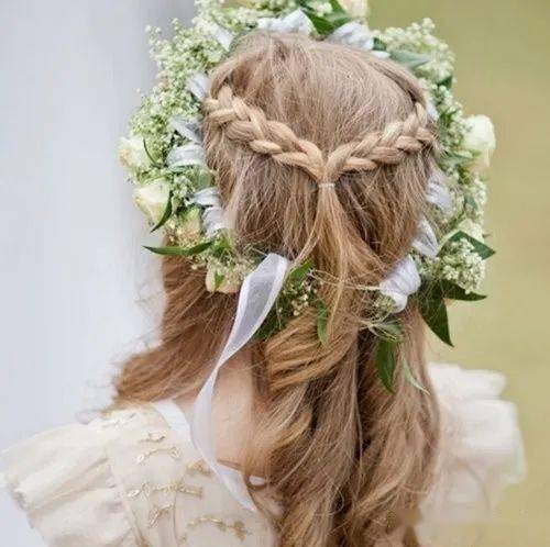 熊猫体育_
正宗公主头发型都以编发辅助 中分编发教程图解还原经典公主型！(图9)