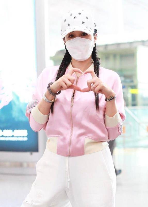 熊猫体育公司：
钟丽缇这“微胖”身材太时髦了 穿粉色棒球服配白色烂裤子 好嫩(图2)