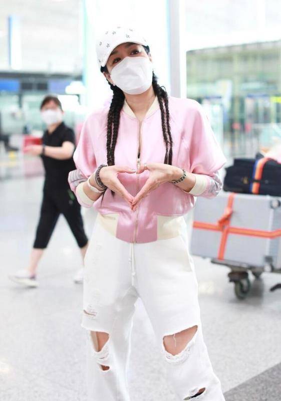 熊猫体育公司：
钟丽缇这“微胖”身材太时髦了 穿粉色棒球服配白色烂裤子 好嫩(图3)