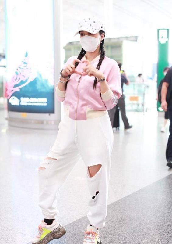 熊猫体育公司：
钟丽缇这“微胖”身材太时髦了 穿粉色棒球服配白色烂裤子 好嫩(图6)