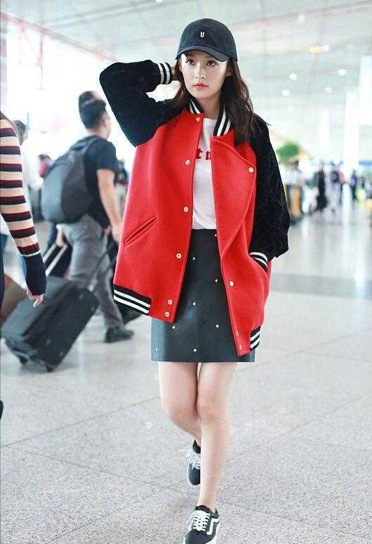 熊猫体育公司：
钟丽缇这“微胖”身材太时髦了 穿粉色棒球服配白色烂裤子 好嫩(图8)