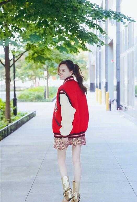 熊猫体育公司：
钟丽缇这“微胖”身材太时髦了 穿粉色棒球服配白色烂裤子 好嫩(图10)