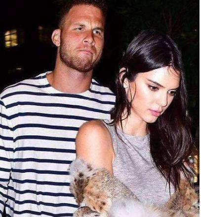 NBA球星对卡戴珊家族已经有点慌了 现在鲜有球星和她们扯上关系|熊猫体育(图5)
NBA球星对卡戴珊家族已经有点慌了 现在鲜有球星和她们扯上关系|熊猫体育(图5)