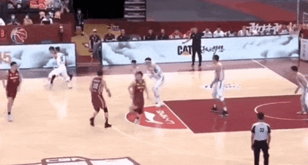 【熊猫体育公司】
球迷为吴前打行侠仗义 但想成为中国男篮的未来 请收起那些矫情！(图4)