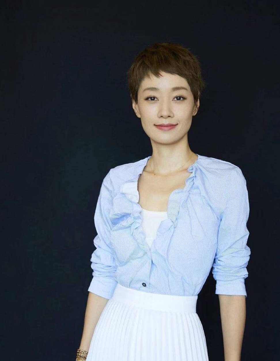 
马伊琍换一次发型就“火”一次 剪超短发露眉毛 越发自信显气质|熊猫体育公司(图9)