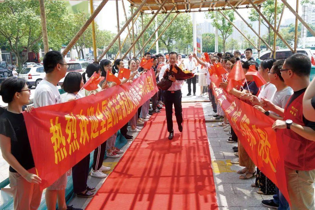 
封面人物丨周鹏:“疫”无反顾冲在前-熊猫体育公司(图2)