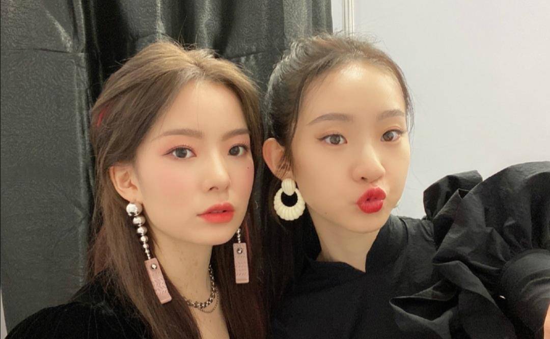 熊猫体育公司|
陈卓璇和张艺凡好甜 靠在一起看吃播视频 一旁赵粤却蒙头大睡(图6)