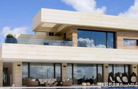 熊猫体育_
带你观光C罗的豪宅 面积差不多3个足球场 光客厅就一望无际了(图2)