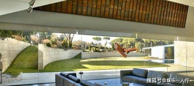 熊猫体育_
带你观光C罗的豪宅 面积差不多3个足球场 光客厅就一望无际了(图1)