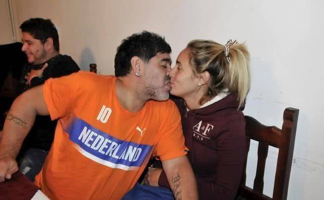 
前巴西球星不幸熏染去世！享年48岁 生活像马拉多纳一样不康健【熊猫体育公司】(图8)