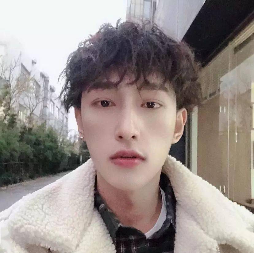 ‘熊猫体育首页’
2020年最值得剪的16款男生发型(图30)