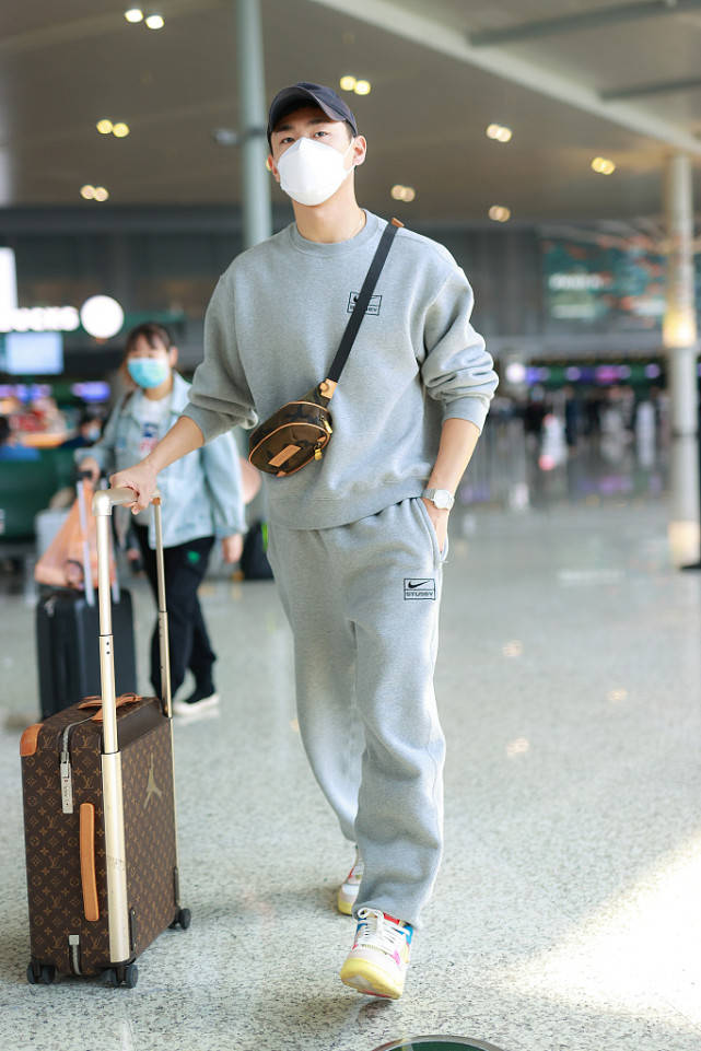 
184cm王彦霖帅气造型 运动装穿出潮水范 这搭配很适合秋季：熊猫体育公司(图7)